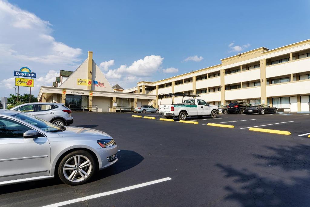 Super 8 by Wyndham Alexandria/Washington D.C. Area image