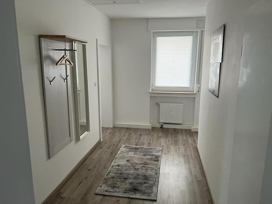 Eine modern renovierte Wohnung mit Balkonterrasse. photo 1
