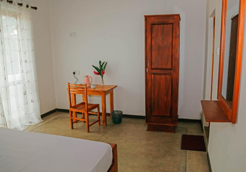 Paradise Beach House - 3 Bedrooms Apartment in Habaraduwa photo 2