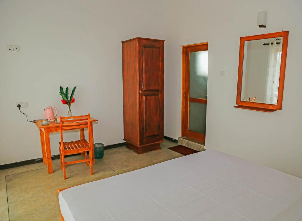 Paradise Beach House - 3 Bedrooms Apartment in Habaraduwa photo 3