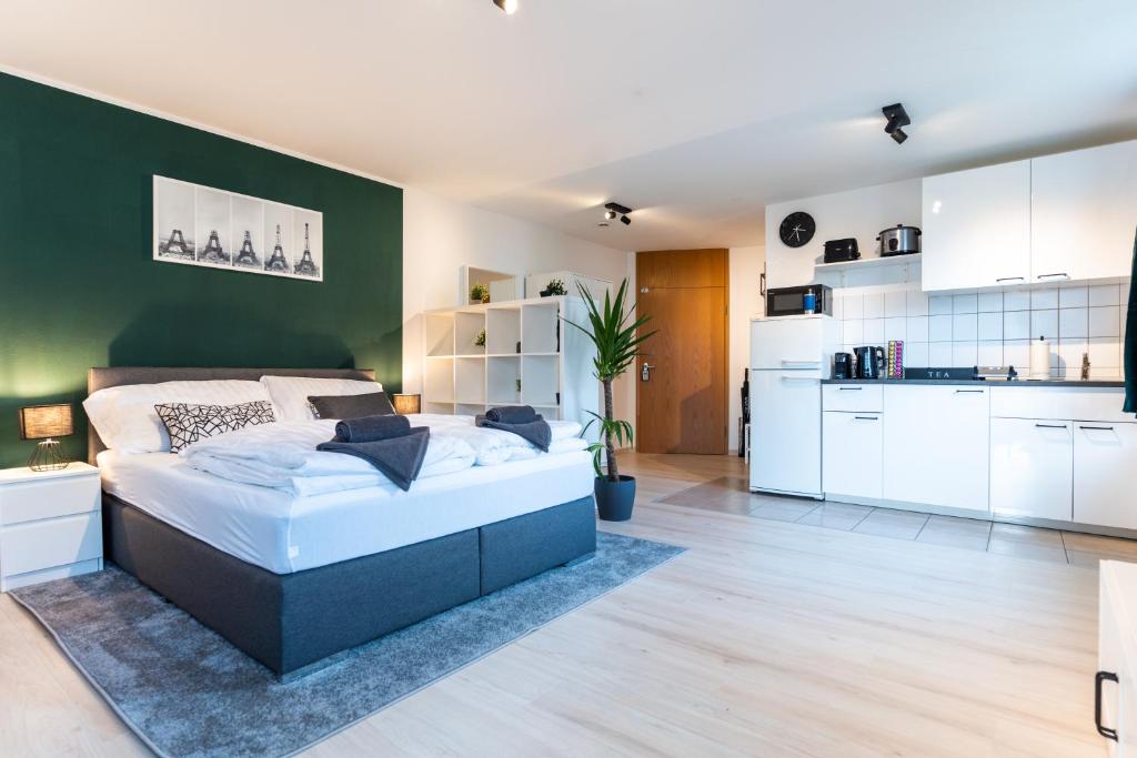 Mercedes I Stuttgart I Kitchen I Home Office I Netflix photo 2