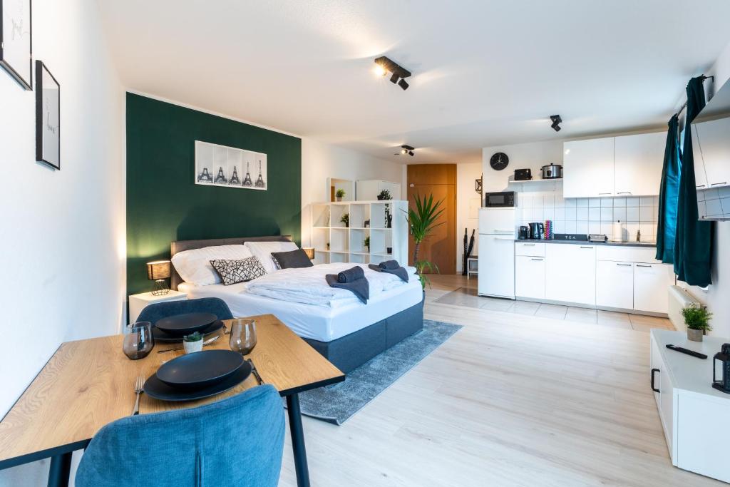 Mercedes I Stuttgart I Kitchen I Home Office I Netflix