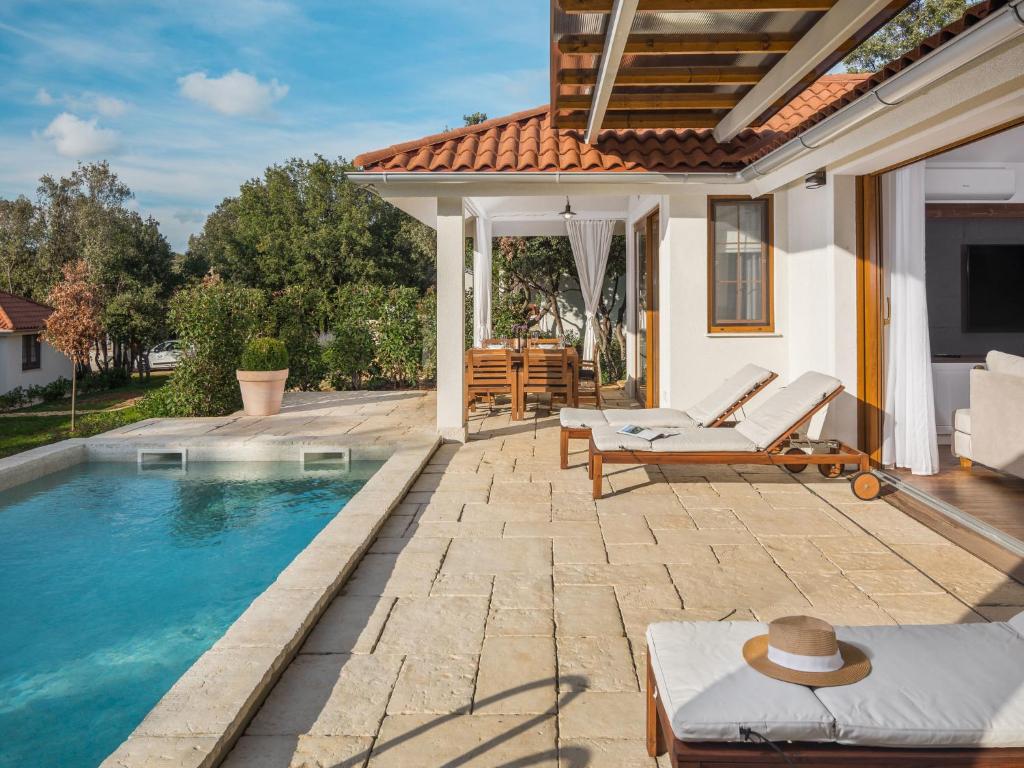 Holiday Home Luxury Beachside Villa Porto Bus-4 by Interhome photo 3