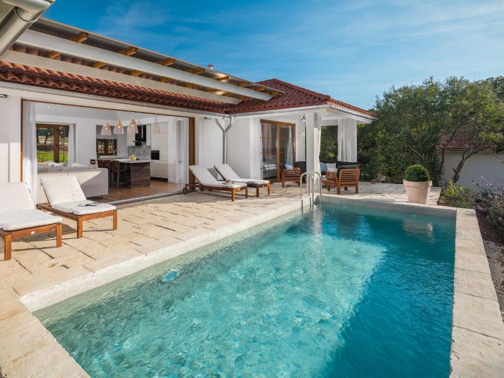 Holiday Home Luxury Beachside Villa Porto Bus-3 by Interhome