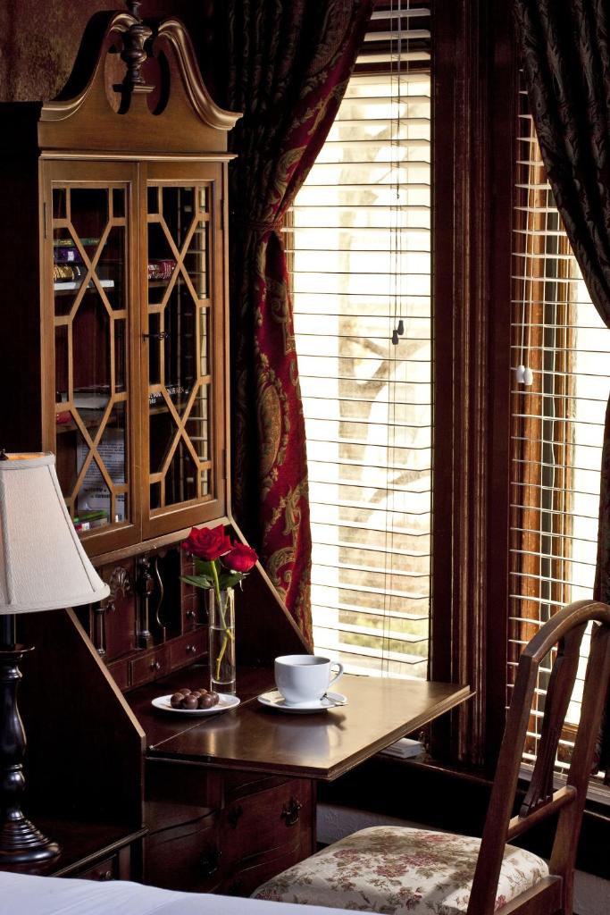 Двухместный (Номер с кроватью размера «queen-size» - 202), American Guest House