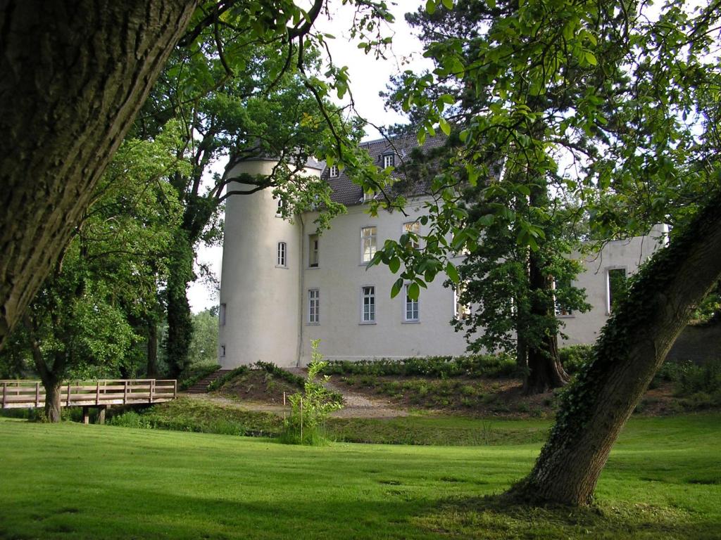Burg Boetzelaer - Tap to explore photos