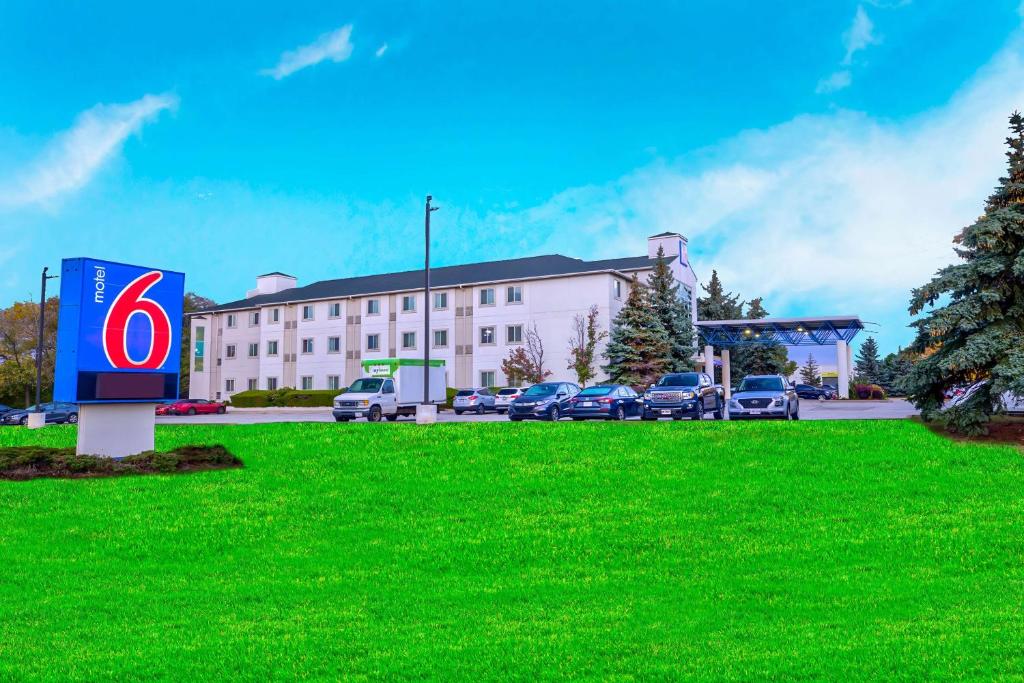 Motel 6-Burlington, ON - Toronto West - Oakville photo 1