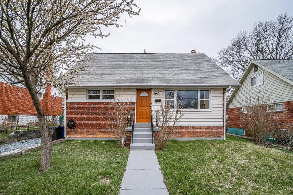 Lovely 2 Bedroom, 2 Bath Unit in West Alexandria. photo 1