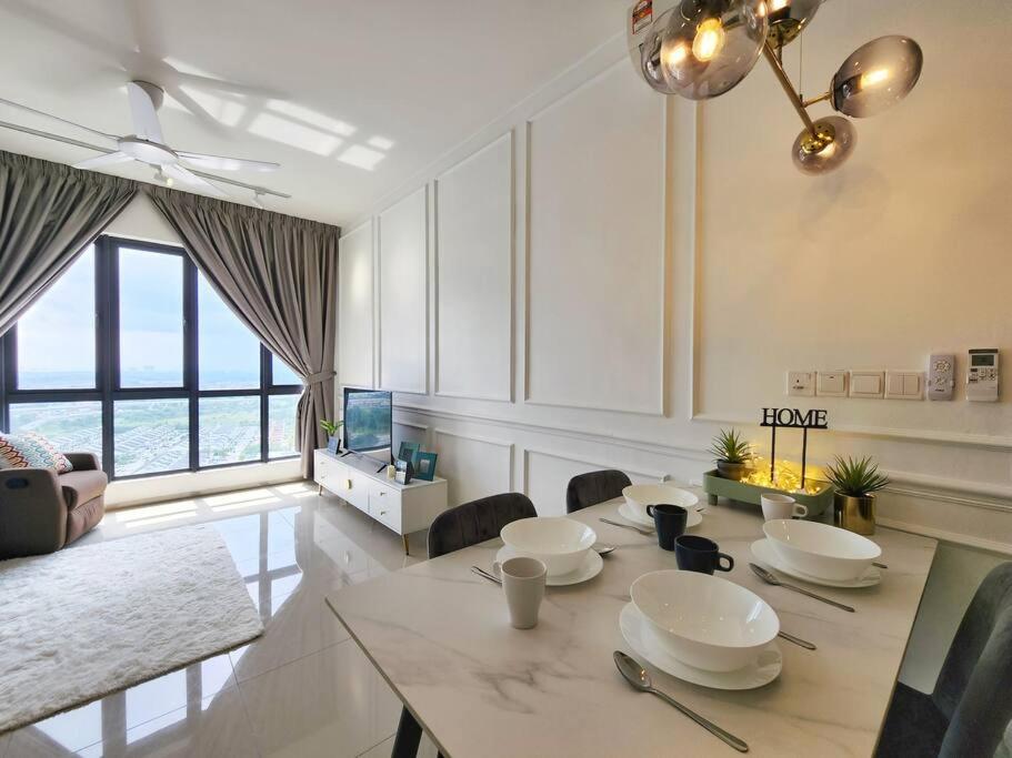 1-7px Klang Bayuemas Staycation Family Lovely Stay Netflix photo 1