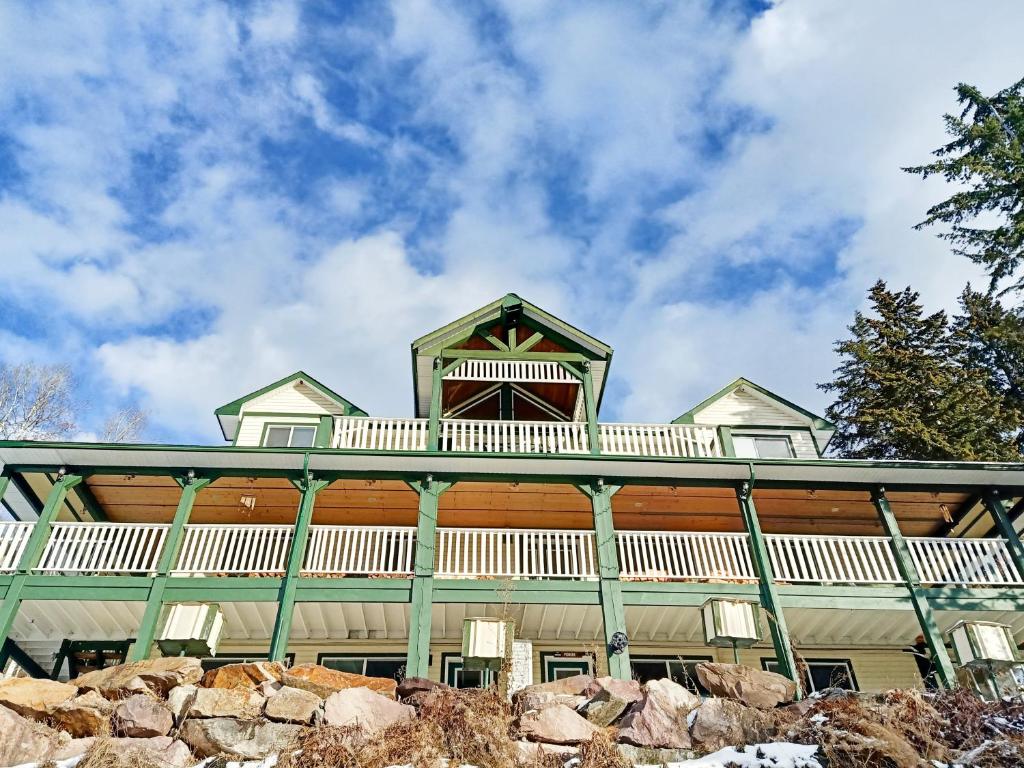Golden Mountain View Suites with Outdoor Cedar Barrel Sauna! Convenient Self Check-in, Pet & Family Friendly photo 4