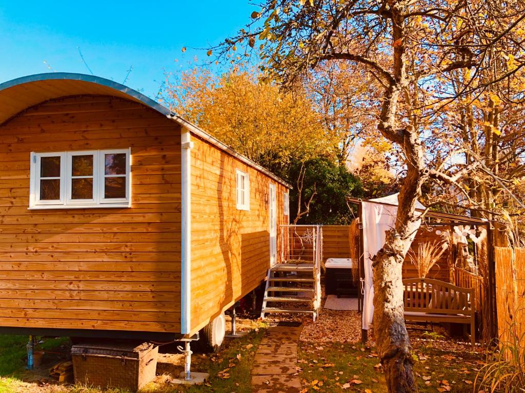 Zirkuswagen mit Outdoor Whirlpool und Garten photo 2