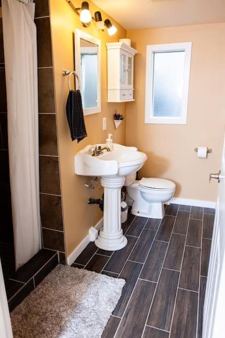 Cozy and Cute Cottage Suite in Mission photo 4