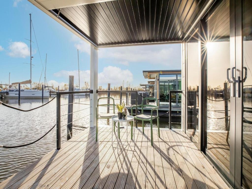 Inviting houseboat in Volendam with shared pool photo 2