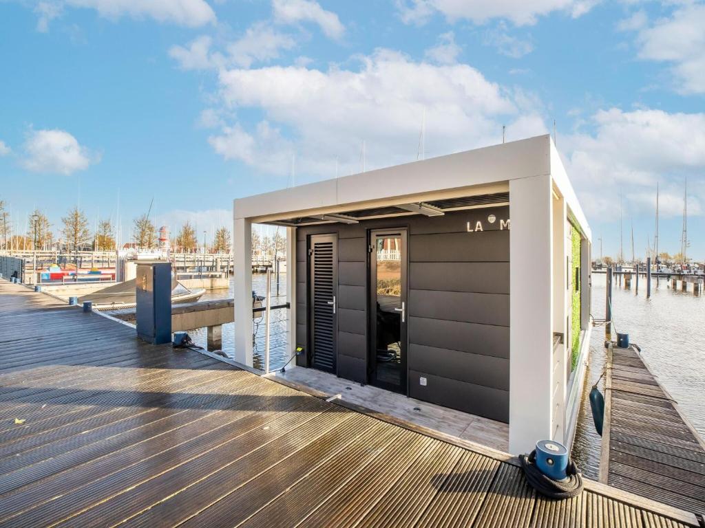 Inviting houseboat in Volendam with shared pool