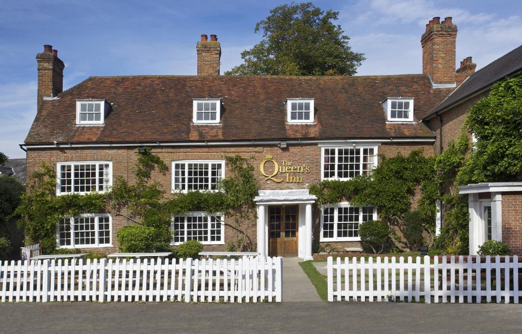 The Queen's Inn - Tap to explore photos