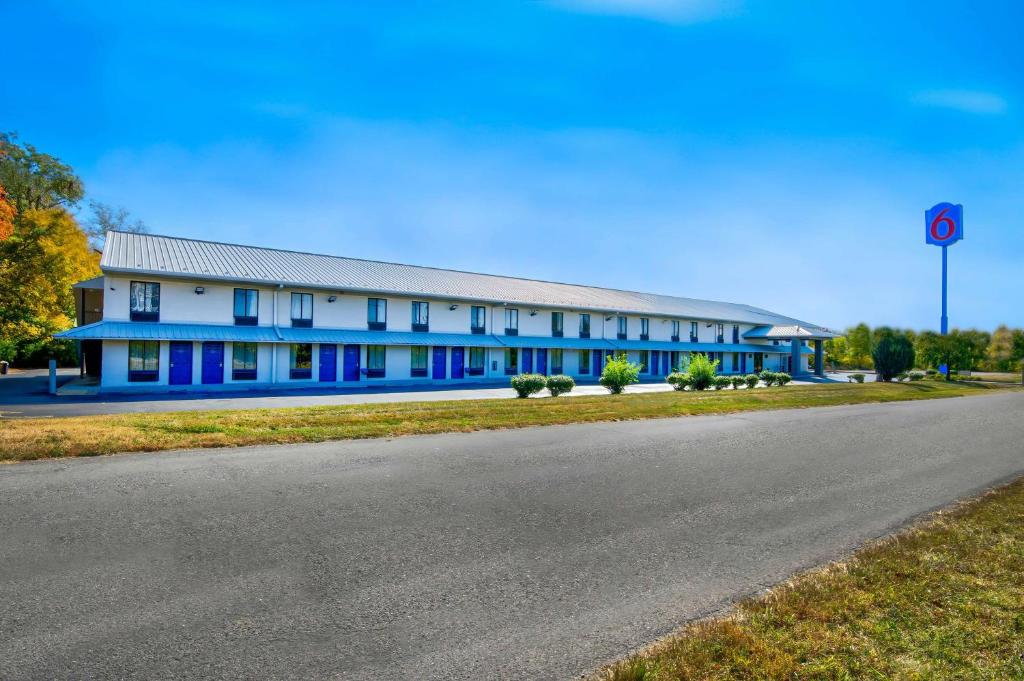 Motel 6 Jeffersonville, IN photo 1