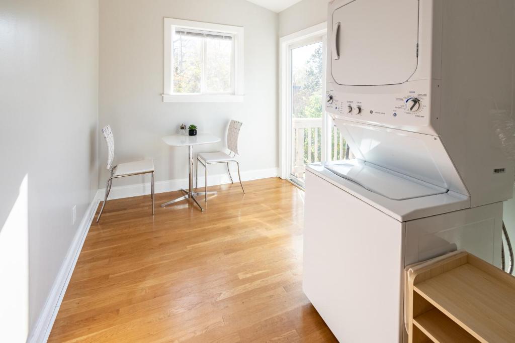 Contemporary 3-Bedroom Home with Balcony in RVA photo 4