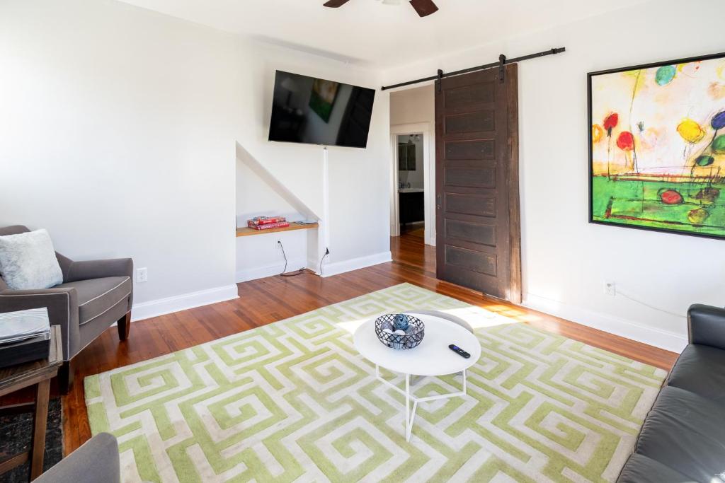 Contemporary 3-Bedroom Home with Balcony in RVA photo 2