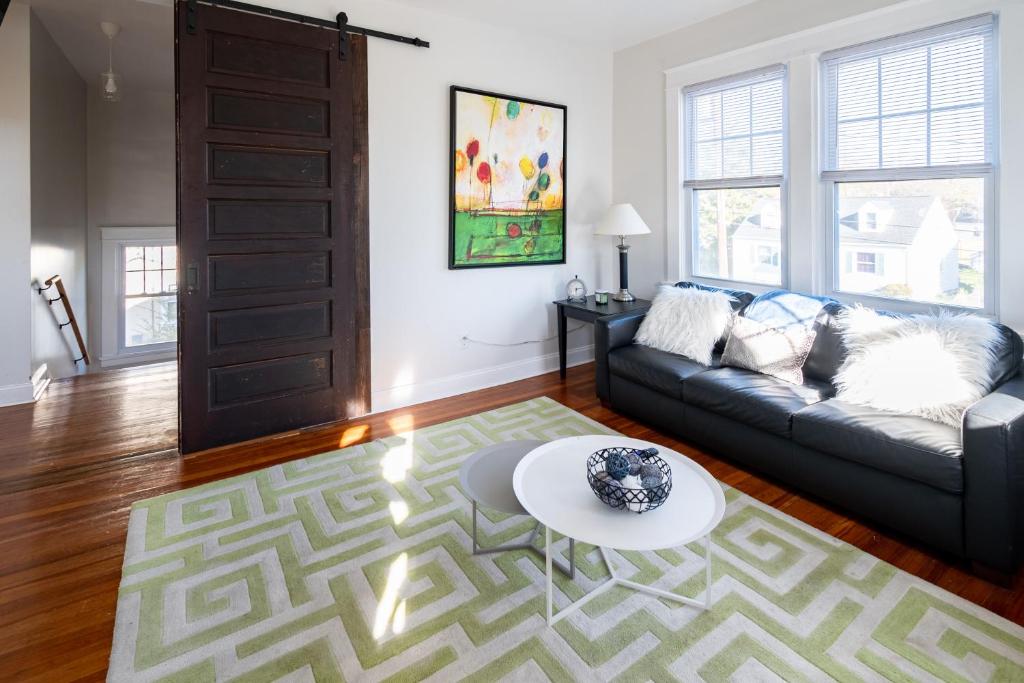 Contemporary 3-Bedroom Home with Balcony in RVA photo 1