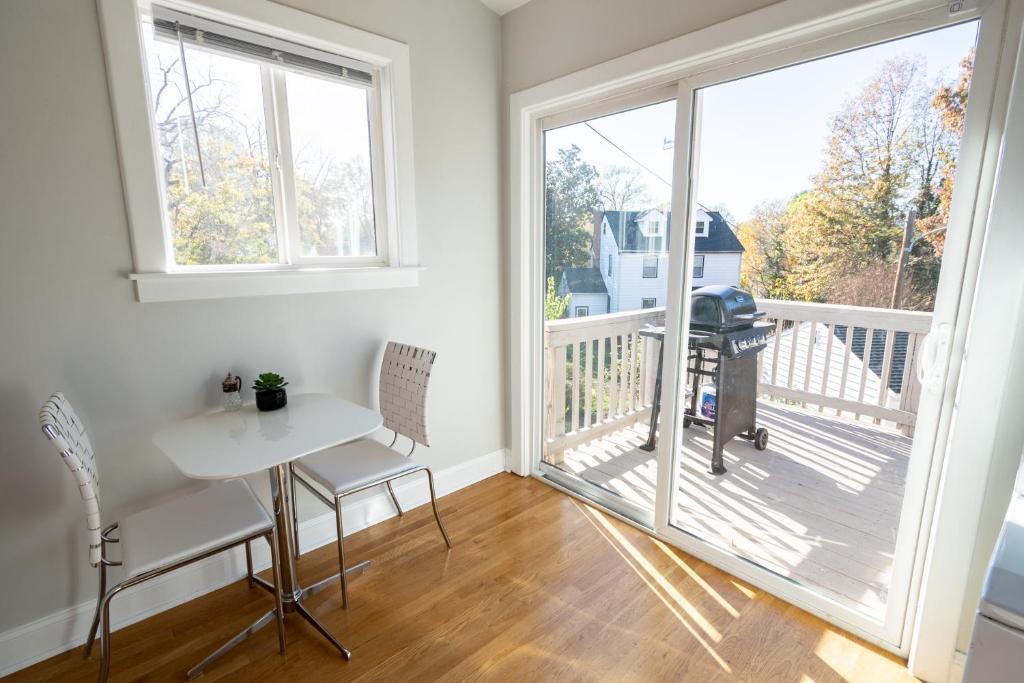Contemporary 3-Bedroom Home with Balcony in RVA photo 3