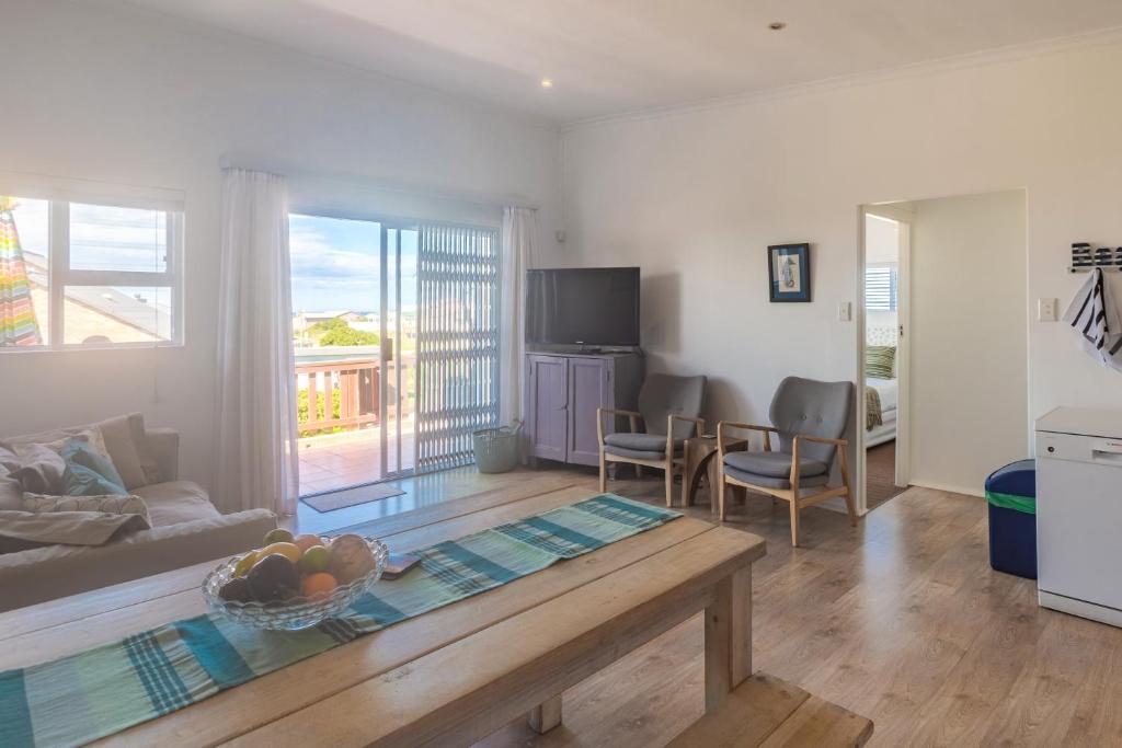 Casual, beachy accommodation 200m from Seals photo 1