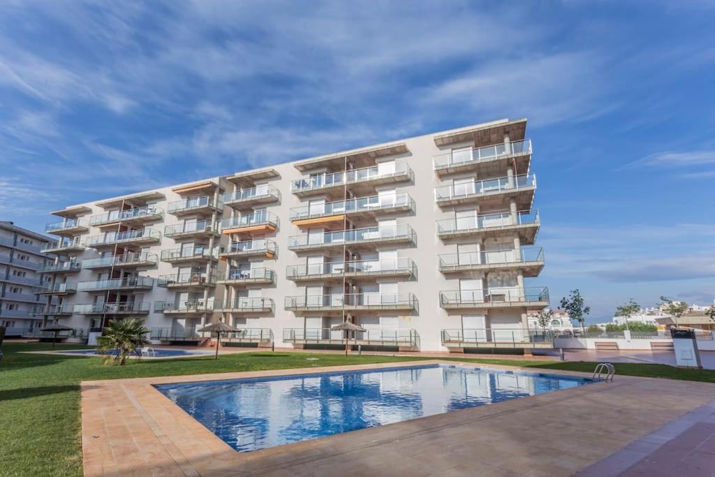 Piso de 2 habitaciones, 3 piscinas y cerca del mar - Tap to explore photos