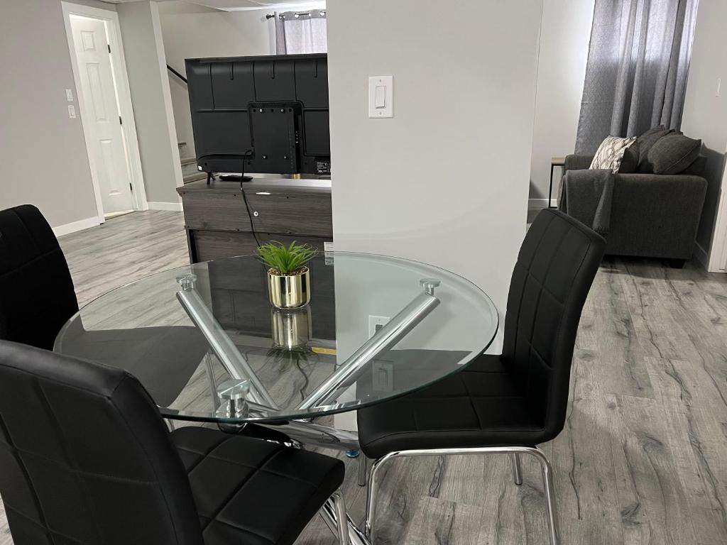 Cozy Modern and Lavish 1 Bedroom Basement Suite photo 2