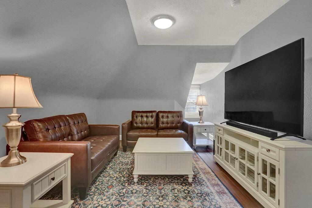 Suites on Seneca - Gorgeous One Bedroom Apartment photo 3