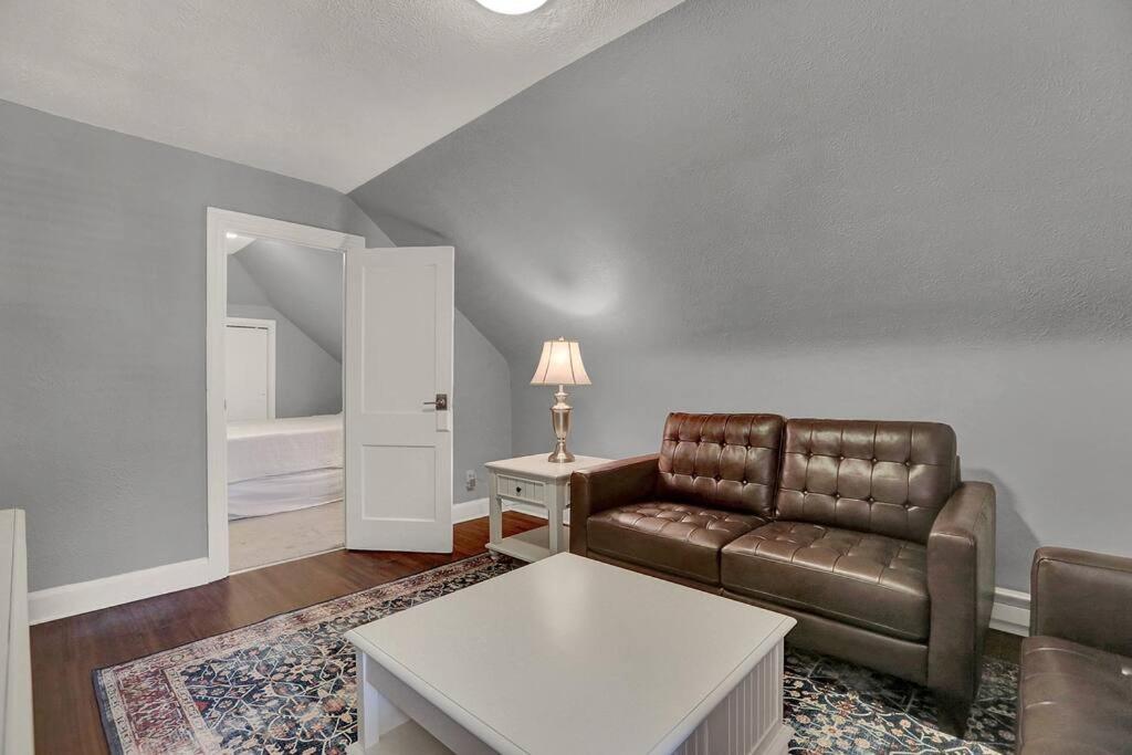 Suites on Seneca - Gorgeous One Bedroom Apartment photo 2
