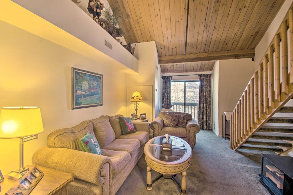 Snug Wintergreen Resort Studio Ski In and Out! photo 3