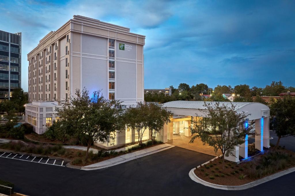 Holiday Inn Express & Suites Charleston Dwtn - Westedge, an IHG Hotel image