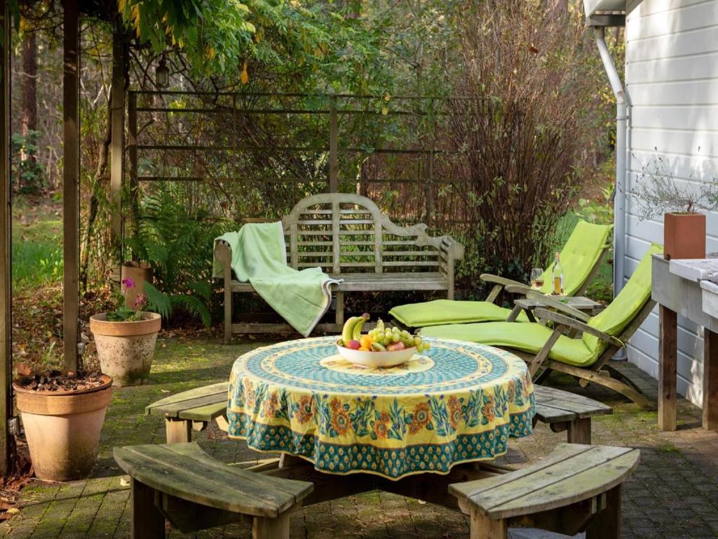 Tranquil bungalow in Lille with garden photo 3