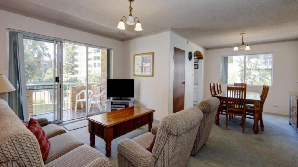 Dolphin Court 13 photo 2