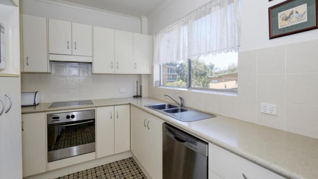 Dolphin Court 13 photo 3