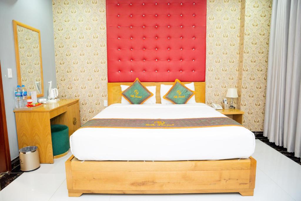 RedDoorz Plus near Tan Son Nhat Airport 2