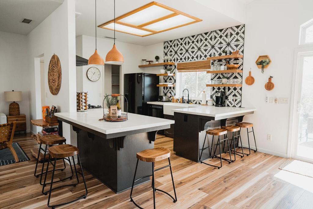 Glamour Mountain Getaway by Casa Oso with views and spa photo 2
