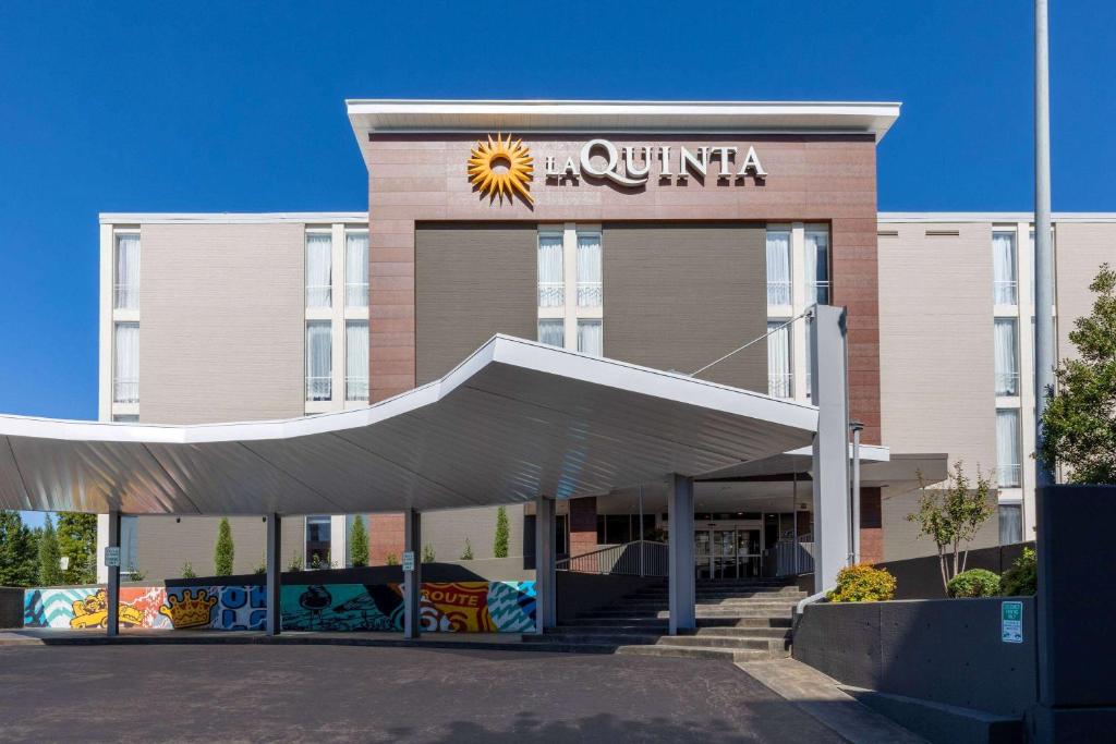 La Quinta Inn & Suites by Wyndham Tulsa Downtown - Route 66 photo 2