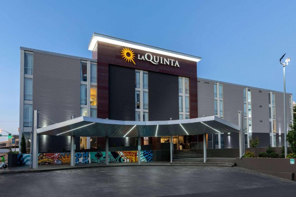 La Quinta Inn & Suites by Wyndham Tulsa Downtown - Route 66 photo 3