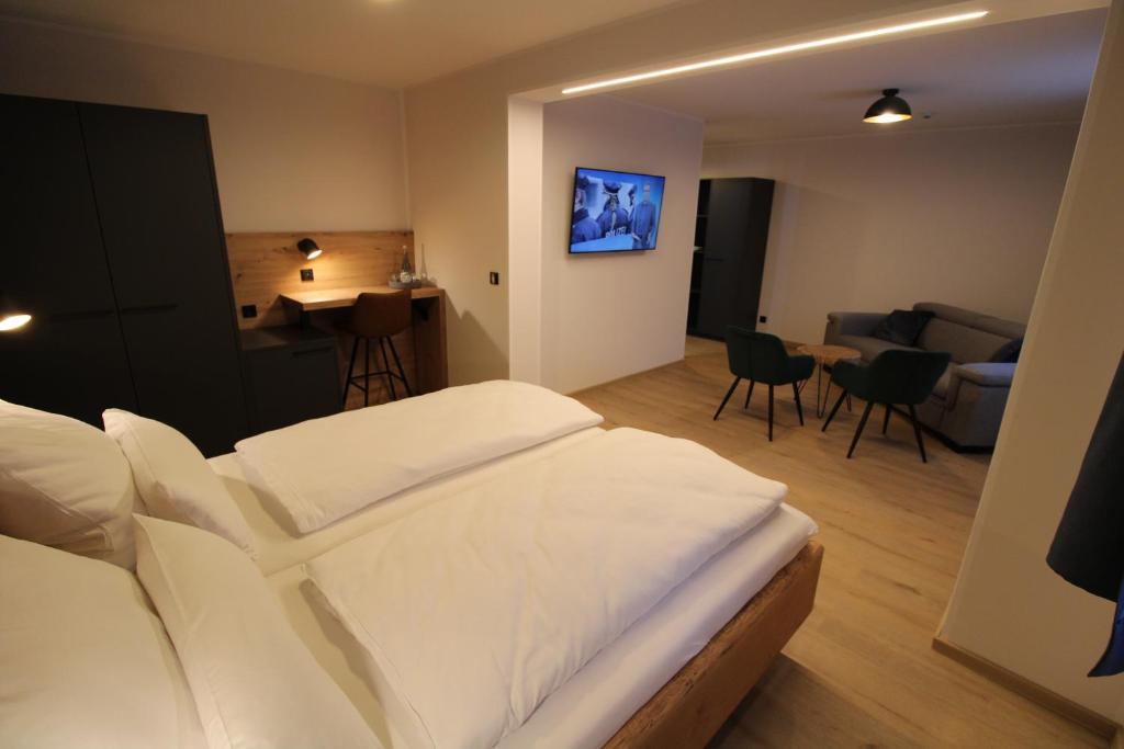 DER Hirsch Hotel- Restaurant photo 4