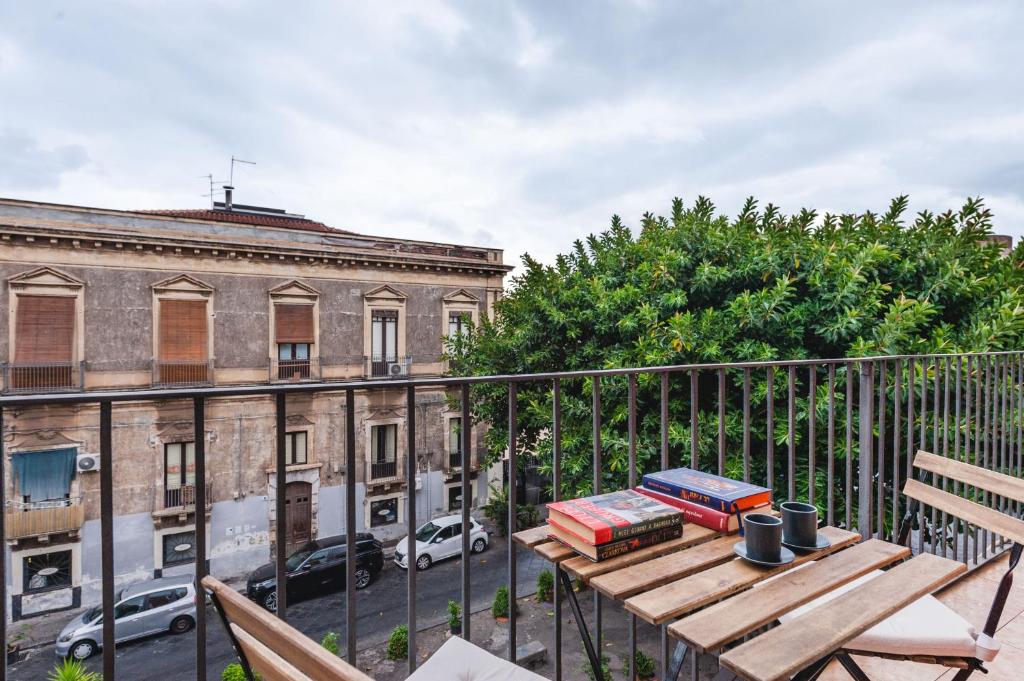 Ursino apartment with balcony by Wonderful Italy