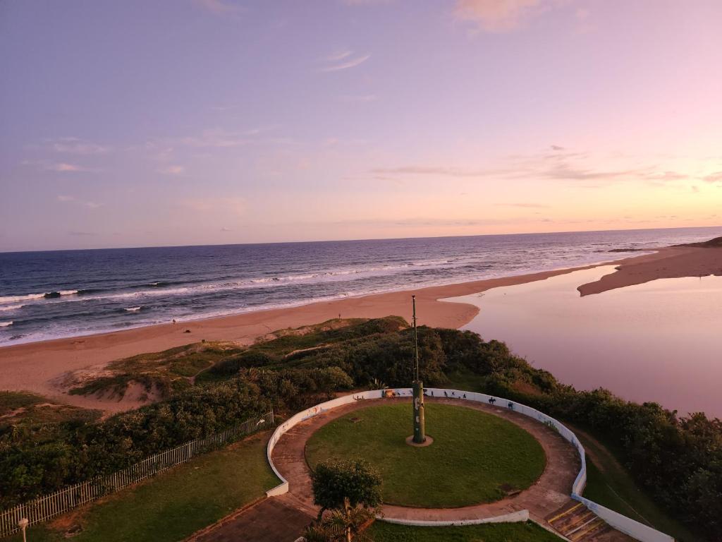 Beachside 3 bed apartment with stunning seaviews photo 3