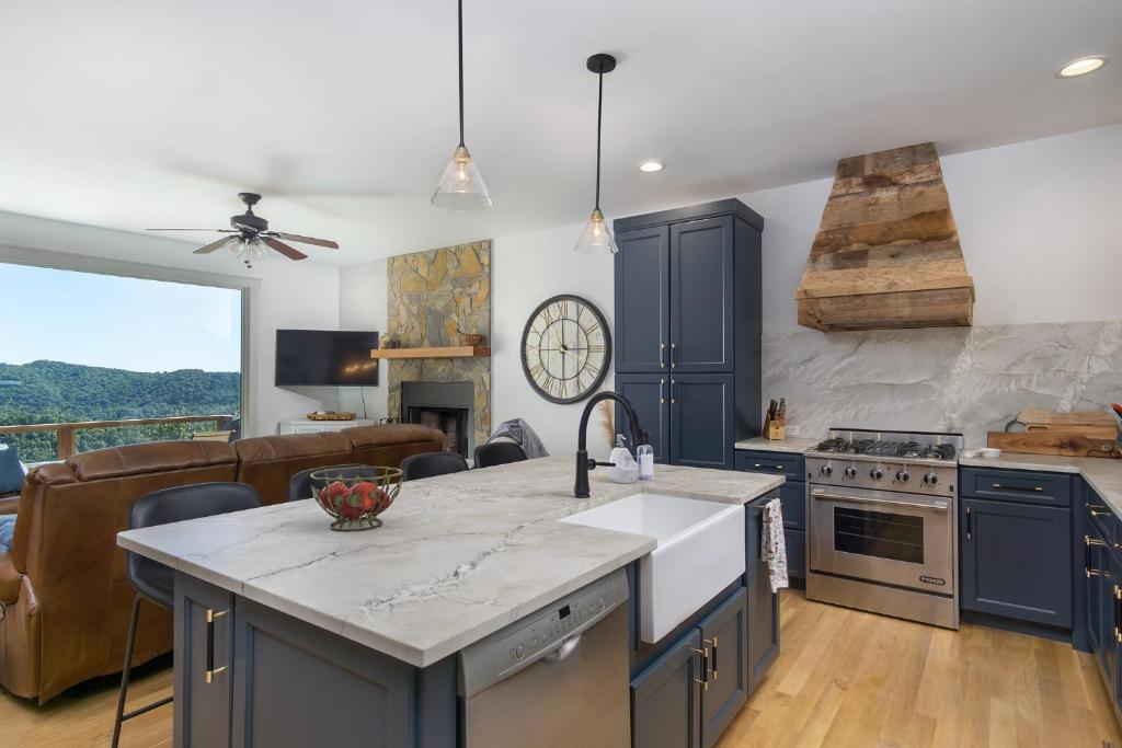 New Luxury 4 bedroom Mountain View Home w/hot tub! image