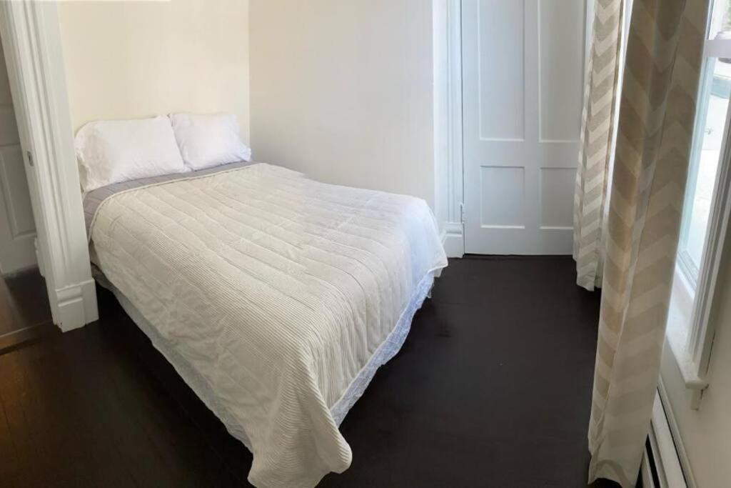 Lovely two bedroom river-view rental unit photo 4