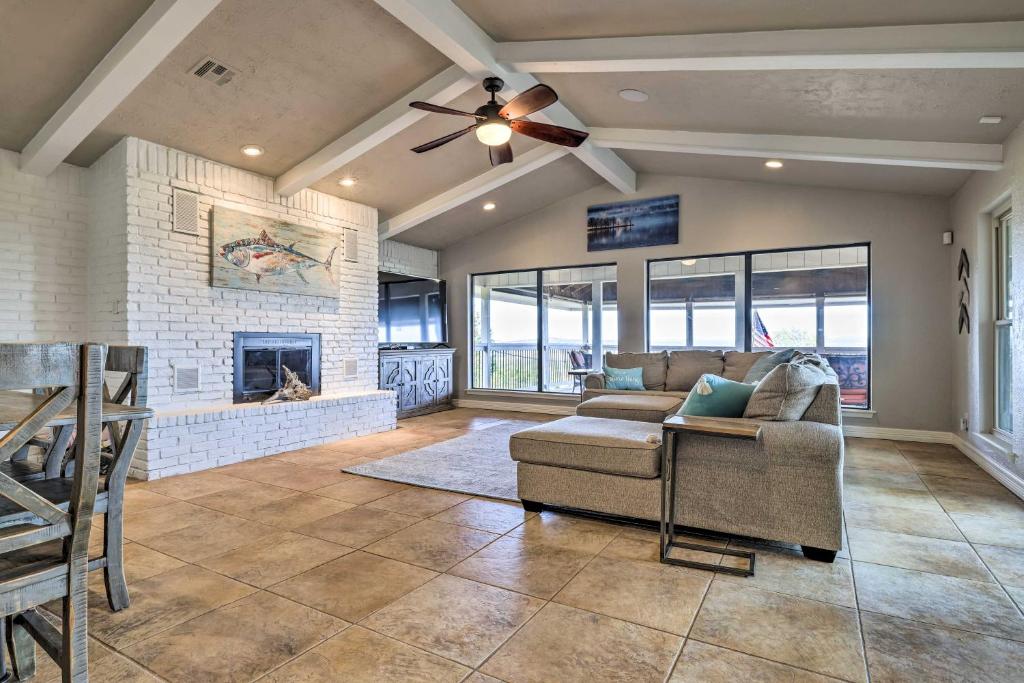 Canyon Lake Home Hill Country and Water Views! photo 4