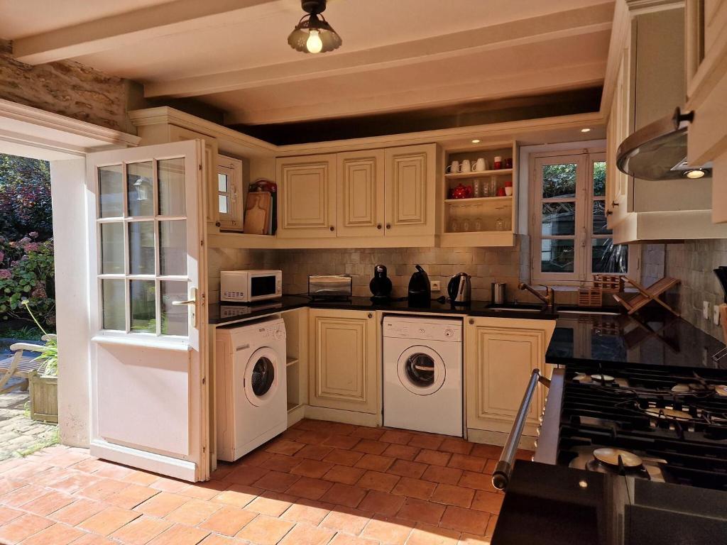 Holiday house in the heart of Locquirec, 100 m from the beach photo 4