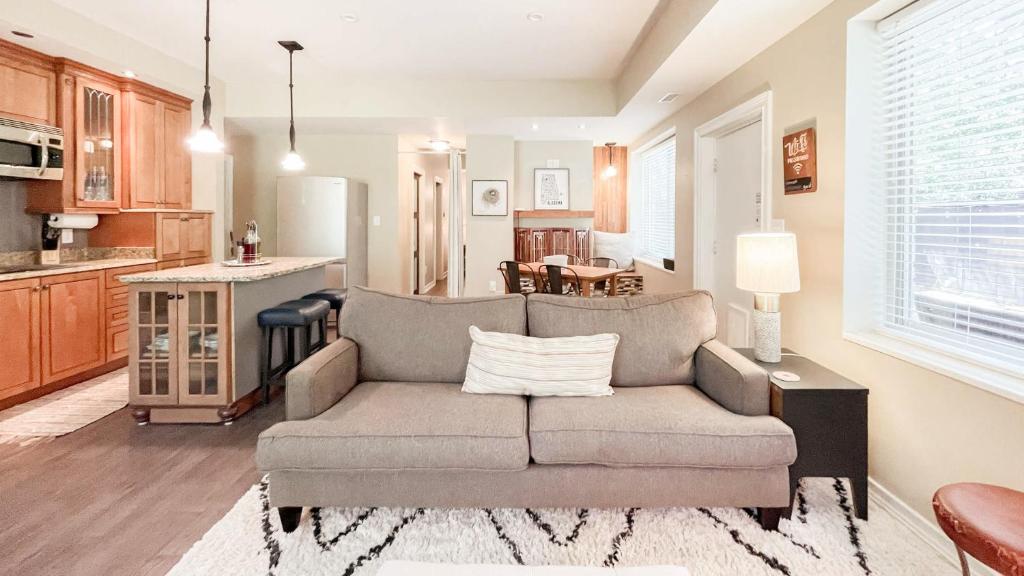 Perfect Stay High Ceilings Huge Yard And Amenities image