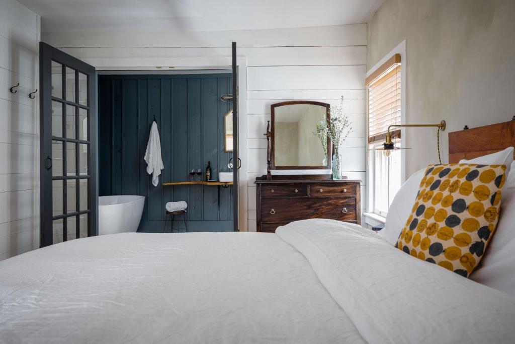 Howland House image