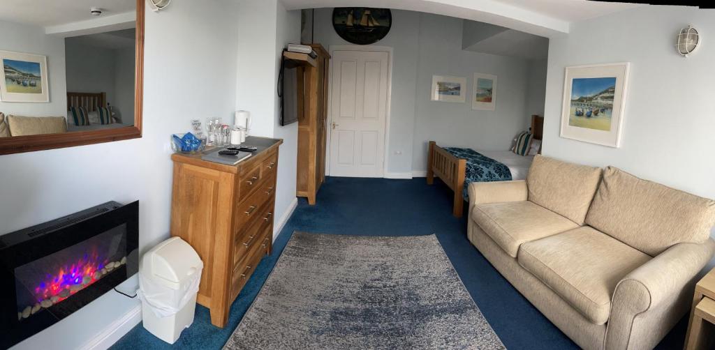 Sawyers Bed and Breakfast - Tap to explore photos