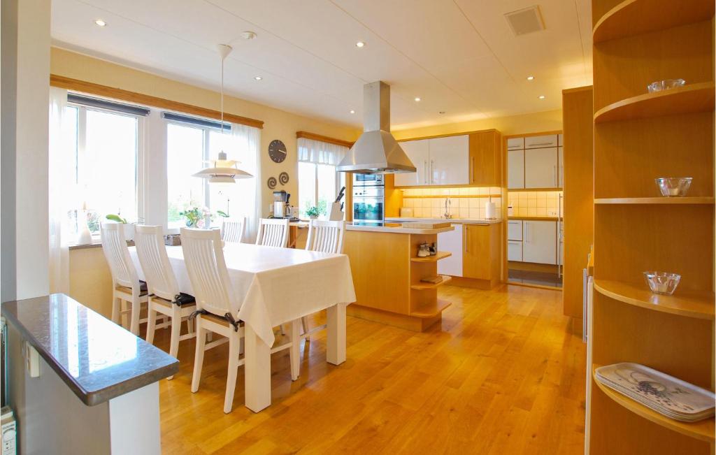 Beautiful Home In Borgholm With 5 Bedrooms, Sauna And Wifi photo 3
