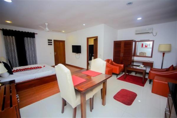 Laya Leisure photo 3